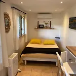 Petite chambre indépendante avec sdb, clim et parking privé