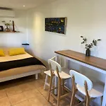 Petite chambre indépendante avec sdb, clim et parking privé